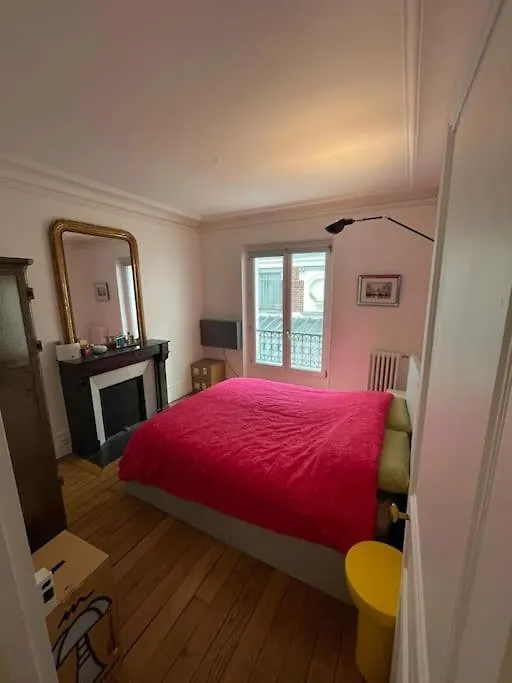 Charming And Bright Flat In A Very Convenient Area contacts